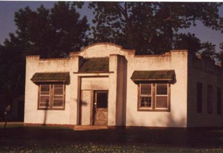 Abandoned building in Dorchester, Saline County